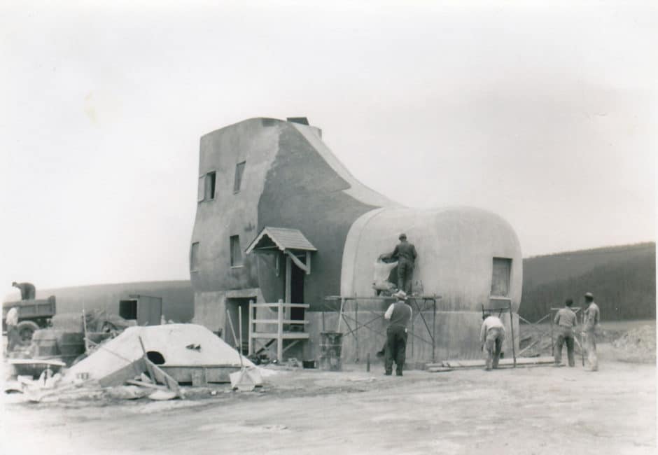 Haines Shoe House under construction