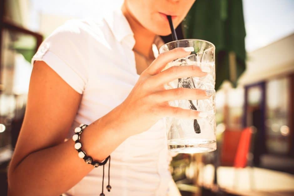 girl-drinking-lemonade-cocktail