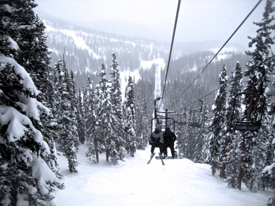 ski-lift-snow-mountain