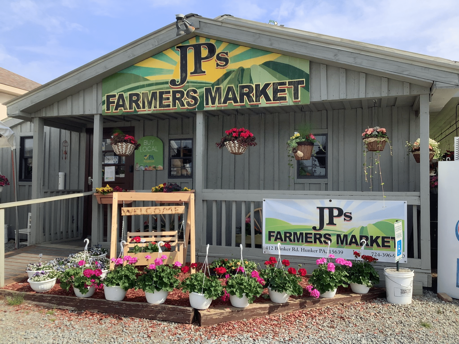 The exterior of JP's Farmers Market in Hunker.