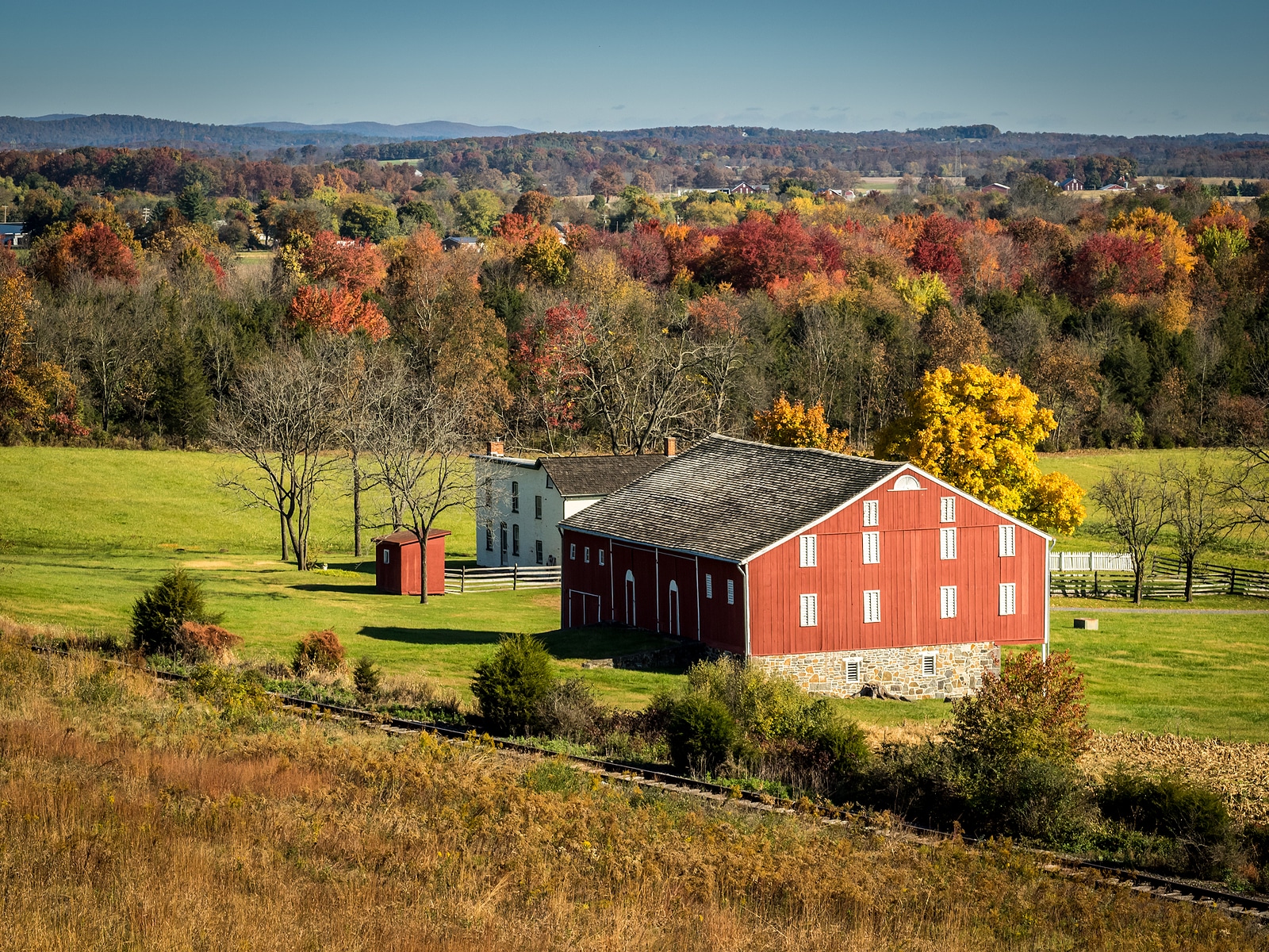 Gettysburg farm and large, red barn with colorful, autumn trees.