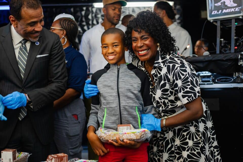 Philadelphia Mayor Parker gives out summer meals.