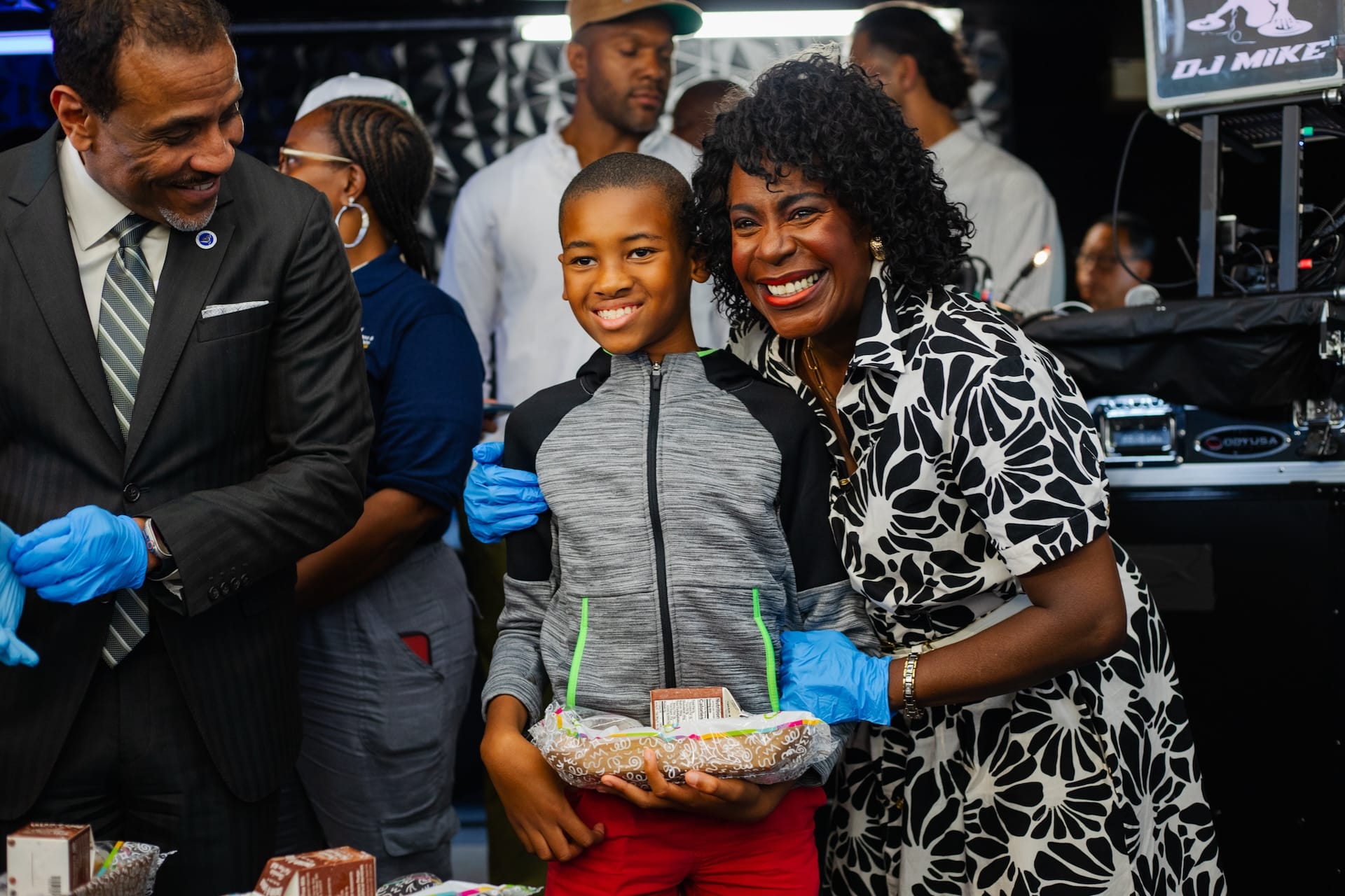 Philadelphia Mayor Parker gives out summer meals.